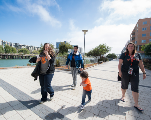 Esplanade_PeopleWalking_600x400