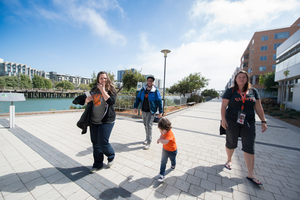 Esplanade_PeopleWalking_600x400