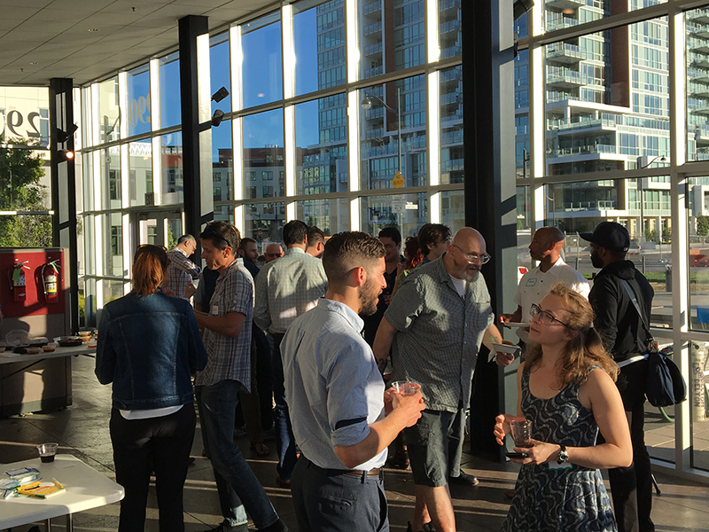 Interior_Stand_Gathering_800x600